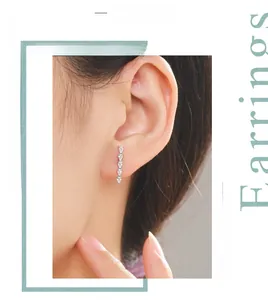 Gros plan de boucles d'oreilles en argent S925 avec cinq zircons en forme de goutte