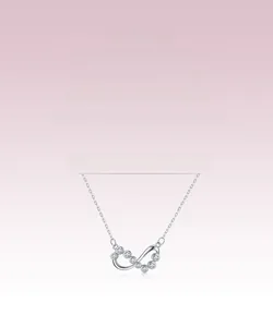 Détail du pendentif infini en argent S925 avec incrustations de zircons étincelants
