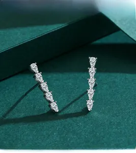 Gros plan de cinq zircons en forme de poire sur une boucle d'oreille en argent chic