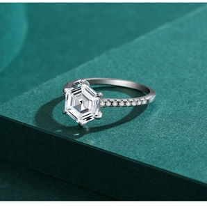 Macro di anello in argento s925 con zircone esagonale e incastonatura a sei griffe