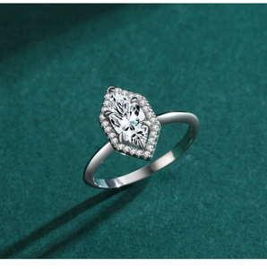 Détail d'une bague en argent S925 avec diamant taille marquise et sertissage halo