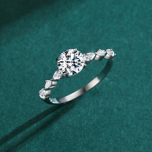 Elegant S925 sterling silver ring featuring a 1-carat round cut diamond-simulant center stone