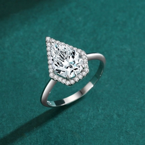 Bague luxueuse en argent 925 avec diamant poire et halo de cristaux étincelants