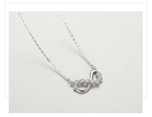 Gros plan détaillé du collier infini en argent sterling 925 avec zircons scintillants