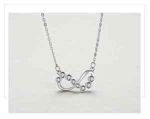 Macro d'un pendentif infini en argent 925 serti de oxydes de zirconium étincelants