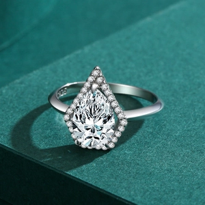 Bague en argent S925 avec diamant poire et halo scintillant sur support élégant