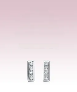 Detailansicht der S925 Sterlingsilber Ohrstecker mit Kristallen im modernen geometrischen Design