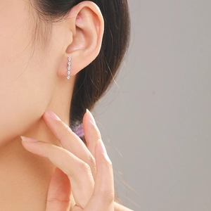 Boucles d'oreilles S925 argent en forme de goutte d'eau avec zircons portées par mannequin