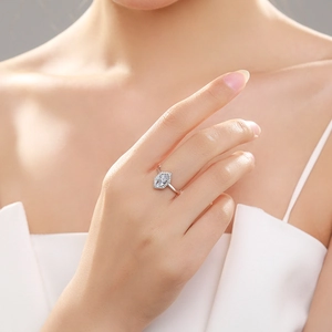 Bague élégante en argent s925 avec diamant taille marquise portée par une femme