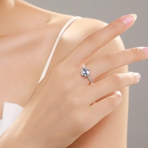 Elegante anello in argento S925 con moissanite a taglio esagonale sulla mano