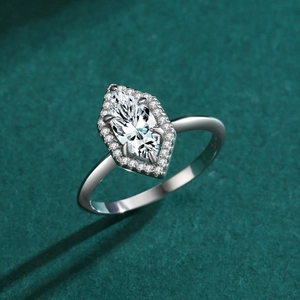 Bague de luxe en argent 925 avec diamant taille marquise et sertissage halo