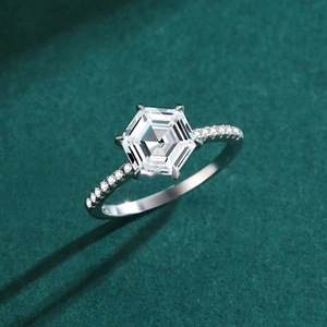 Moderno anello in argento S925 con diamante esagonale simulato e pietre laterali