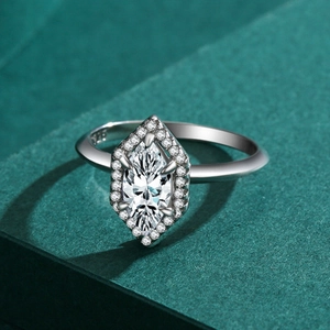 Bague luxueuse en argent 925 avec diamant marquise et sertissage halo scintillant