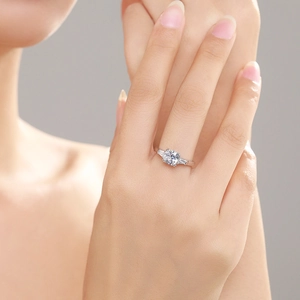 Elegant S925 sterling silver three-stone ring with a 1-carat cushion-cut cubic zirconia