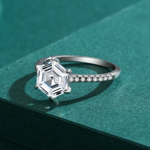 Anello di fidanzamento in argento S925 con diamante esagonale e fascia con pavé