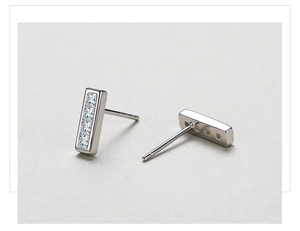 Makroaufnahme mit S925 Sterlingsilber-Stempel und eingelegten Zirkonia auf Ohrringen