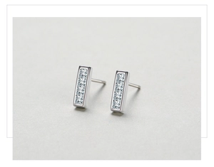 Makroaufnahme minimalistischer S925 Sterlingsilber Ohrstecker mit Zirkonia-Inlay