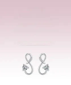 Détail de boucles d'oreilles en argent 925 avec symbole infini et cristal en forme de cœur