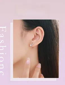 Mannequin portant des boucles d'oreilles cœur en argent avec zircone taille cœur