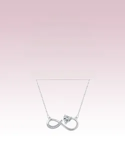 Détail du pendentif infini avec pierre en cœur et pavé de diamants sur chaîne en argent