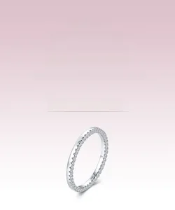 Détail d'une bague éternité en argent 925 avec pavé de zircons blancs étincelants