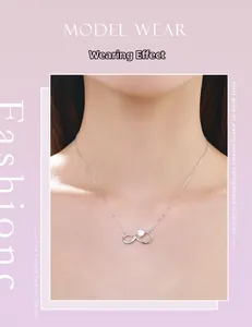Détail du collier pendentif cœur infini en argent porté sur fond lavande doux