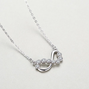 Collier élégant en argent 925 avec pendentif infini et cristaux de zircone scintillants