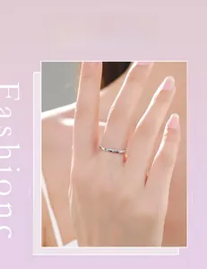 Gros plan d'une bague fine en argent s925 avec zircons portée par un mannequin de main
