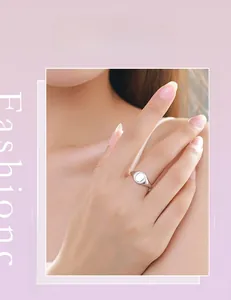 Dettaglio anello in argento s925 con superficie liscia circolare e micro-pavé sul dito