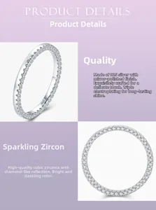 Détail de la bague en argent 925 avec zircons cubiques et finition polie miroir