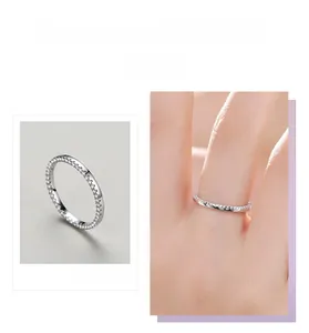 Vue macro de la fine bague éternité en argent s925 avec zircons blancs scintillants