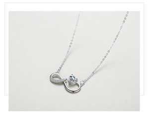 Vue détaillée du pendentif cœur infini en argent S925 avec une gemme bleue brillante