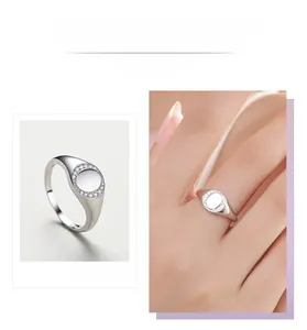 Dettaglio dell'anello a sigillo in argento s925 con faccia tonda e zirconi micro-incastonati