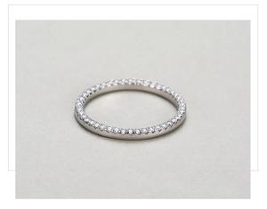 Gros plan d'une bague éternité en argent S925 sertie de zircons cubiques scintillants