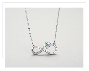Détail macro du pendentif cœur infini en argent 925 avec diamants pavés étincelants