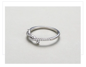 Macro detail of s925 silver geometric ring featuring micro-pave zirconia in twisted design