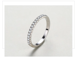 Makroaufnahme des S925 Sterlingsilberrings mit funkelndem weißem Zirkonia-Pavé-Besatz
