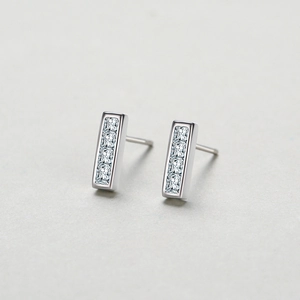 Elegante S925 Sterling Silber Ohrstecker mit fünf quadratisch geschliffenen Zirkonia