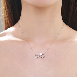 Collier cœur infini en argent s925 avec zircon brillant porté par un mannequin femme