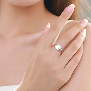 Anello in argento sterling S925 con pavé di zirconi indossato da una modella