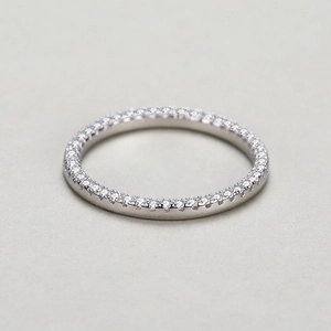 Bague éternité minimaliste en argent sterling S925 avec zircons ronds sertis pavé