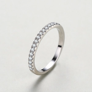 Eleganter S925 Sterlingsilber Ring mit einer halben Reihe funkelnder Pavé-Steine besetzt