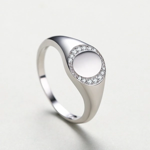 Anello chevalier in argento sterling S925 con superficie tonda e zirconi bianchi