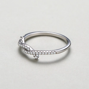 Elegant S925 sterling silver ring featuring a crisscross pavé cubic zirconia design