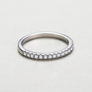 Eleganter S925 Silberring mit funkelnden Zirkonia Steinen in klassischer Pavé-Fassung
