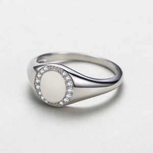 Anello minimalista in argento S925 con faccia tonda liscia e bordo in cristalli pavé