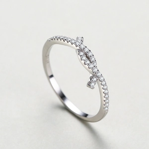 Minimalist s925 silver ring featuring sparkling pavé zircon and a knotted geometric design