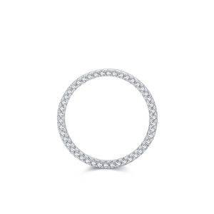 Bague minimaliste en argent S925 avec pavé de zircons sur fond blanc épuré