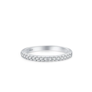 S925 Sterling Silber Ring mit funkelnden Kristallen im minimalistischen Eternity Design