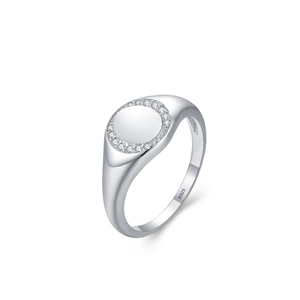 Anello chevalier in argento sterling S925 con zirconi che circondano il piano tondo lucido